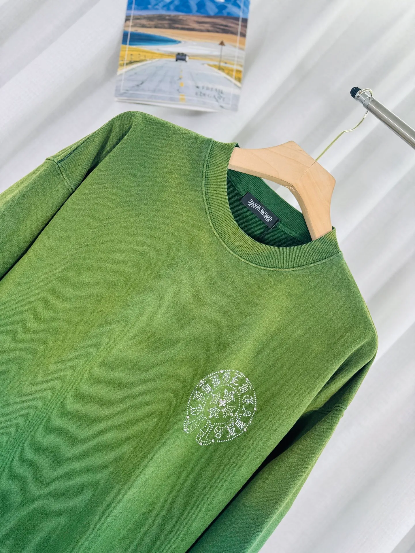 P290 top version, real shot without P, ​​different from market currency) 𝗖𝗵𝗿𝗼𝗺𝗲 𝗛𝗲𝗮𝗿𝘁𝘀/Croxin 2025 Autumn and Winter New Original Single Counter American 3D Rivets and Stickers Couple Casual Sweater 👑The highest version! Customized fabric 430g tripe terry fabric! American-style pickled and distressed original fabric, laser-burned flowers, rivets and diamonds, exquisite embroidery of letters! The best-selling model in the counter, very comfortable to wear. Accessories: original molded and authenticated collar label➕100% silk wash label. Genuine purchase-grade original hangtag➕matching hanging rope➕3D hanging beads➕original packaging bag. Craftsmanship: The original version has consistent wiring! The highest version of the armhole matching technique! Color: Pink Black Green Purple Size: S M L XL Style Number: 25-375